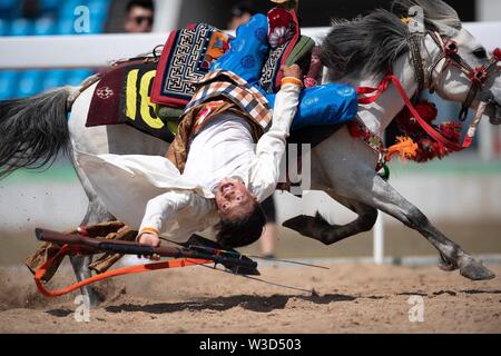 Peking, China Autonome Region Innere Mongolei. 14. Juli, 2019. Ein Kandidat führt auf dem Pferd in Hohhot, Innere Mongolei im Norden Chinas autonomen Region, 14. Juli 2019. Credit: Sadat/Xinhua/Alamy leben Nachrichten Stockfoto