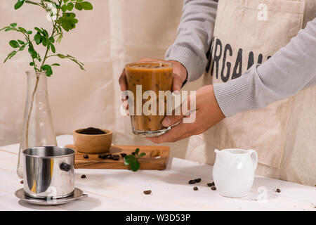 Vietnamesische Eis Kaffee mit Milch auf den Tisch. Stockfoto