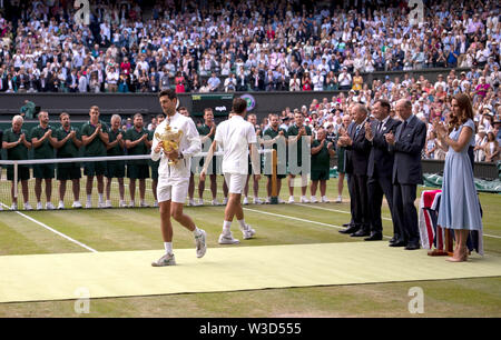 London, Großbritannien. 14. Juli, 2019. Novak Djokovic (L, vorne) von Serbien wird während der Preisverleihung nach den Herren singles Finale zwischen Roger Federer und Novak Djokovic aus Serbien an der 2019 Wimbledon Tennis Championships in London, Großbritannien, 14. Juli 2019 gesehen. Credit: Han Yan/Xinhua/Alamy leben Nachrichten Stockfoto