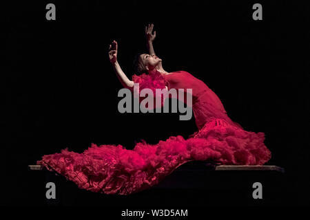 London, Großbritannien. 11. Juli 2019. Olga Pericet Tänze ihre Leistung "der Stachel, dass davon geträumt, eine Blume oder die Blume, die davon geträumt, eine Tänzerin' während des 16. Flamenco Festival in Sadler's Wells Theatre. Pericet, für die Schaffung einer Welt voll von eindrucksvollen Bildern durch eine Kombination von Theater und Tanz bekannt, war die Empfänger des spanischen Nationalen Tanzpreis 2018. Credit: Guy Corbishley/Alamy leben Nachrichten Stockfoto
