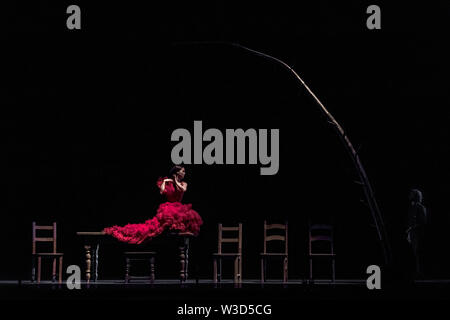 London, Großbritannien. 11. Juli 2019. Olga Pericet Tänze ihre Leistung "der Stachel, dass davon geträumt, eine Blume oder die Blume, die davon geträumt, eine Tänzerin' während des 16. Flamenco Festival in Sadler's Wells Theatre. Pericet, für die Schaffung einer Welt voll von eindrucksvollen Bildern durch eine Kombination von Theater und Tanz bekannt, war die Empfänger des spanischen Nationalen Tanzpreis 2018. Credit: Guy Corbishley/Alamy leben Nachrichten Stockfoto