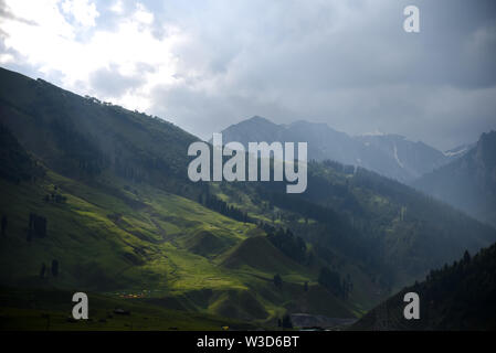 Ganderbal, Indien. 14. Juli, 2019. Blick auf die Berge des Himalaja in Sonamarg einige 85 km ab Sommer Hauptstadt Srinagar. Jammu und Kaschmir ist ein umstrittenes Gebiet zwischen Indien und Pakistan geteilt, aber in seiner Gesamtheit behauptete, von beiden Seiten. Credit: SOPA Images Limited/Alamy leben Nachrichten Stockfoto