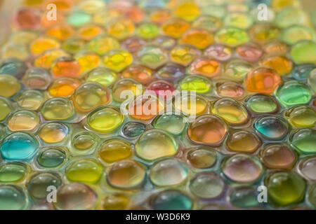 Abstrakte Foto von mehreren farbigen, transparenten Sphären schweben im Wasser. Stockfoto