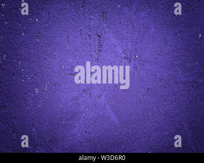 Altes, dunkles Violet Wand mit schäbigen unebenen Putz bedeckt. Textur von Vintage lila Stein Oberfläche mit Vignette. Stockfoto