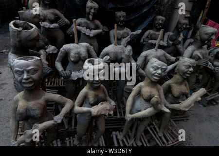 Ton Statuen für Durga Puja an Kumartuli, Kolkata, Indien bereit Stockfoto