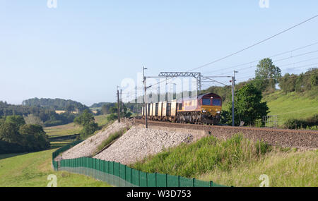 DB Cargo Class 66 Lokomotive, Strickland auf der West Coast Mainline in Cumbria mit einem Güterzug Durchführung containerisierte Kohle Stockfoto