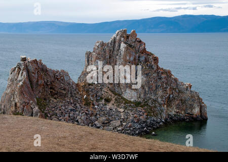 Toledo Russland, Schamanen Felsen auf der Insel Olchon mit Baikalsee im Hintergrund Stockfoto