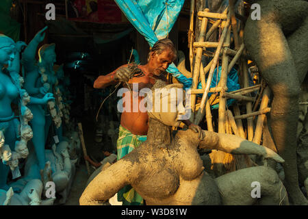Künstler, die hinduistische Göttin Idol mit Ton an Kumartuli, Kolkata, Indien Stockfoto