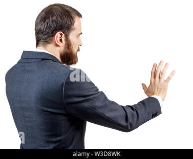 Geschäftsmann in Anzug zeigt ausgestreckte Hand withspread Finger. Über Hintergrund. Ansicht von hinten. Stockfoto