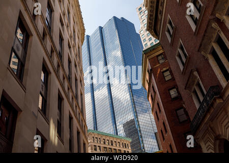 Reflektierendem Glas Bürogebäude zwischen älteren Architektur Boston Massachusetts Stockfoto