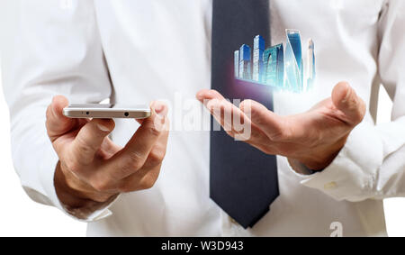 Unternehmer hält skyskrappers auf ausgestreckte Hand und Smartphone. Über weißen Hintergrund. Stockfoto