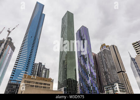 Bunte Wolkenkratzer im Zentrum von Melbourne, Australien, gegen einen bewölkten Himmel Stockfoto