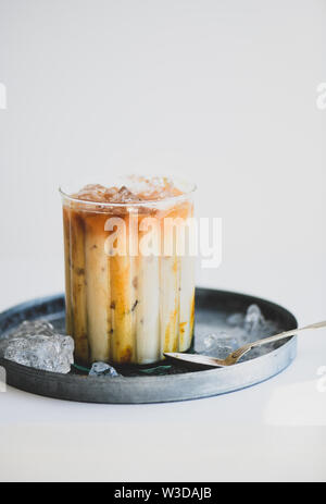 Iced Caramel Macchiato Kaffee mit Karamell Sirup in Glas Stockfoto