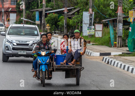 Koh Samui, Thailand - 16. April 2019: Fünf Frauen auf einem Beiwagen auf den Straßen der Insel Samui Stockfoto