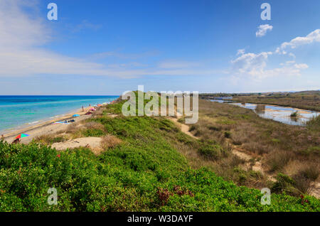 Apulien Strand: Der regionale Naturpark Dune Costiere, Italien. Der Park umfasst die Gebiete von Ostuni und Fasano. Stockfoto