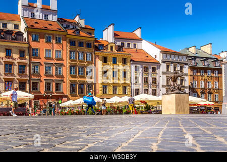 Warschau, Polen - 24. Juni 2019: Meerjungfrau von Warschau, Syrenka Warszawska, bunte Häuser auf dem Marktplatz in der Altstadt der polnischen Hauptstadt Stockfoto