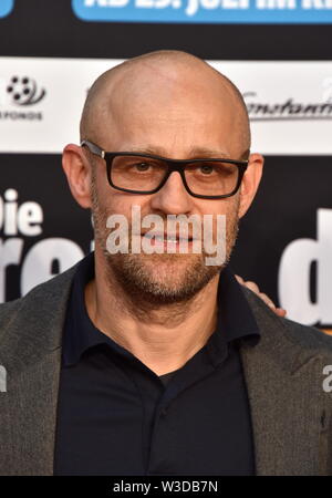 Köln, Deutschland. 13. Juli, 2019. Schauspieler Jürgen Vogel kommt zur Premiere des Films sterben Drei!!! (Drei Ausrufezeichen) Quelle: Horst Galuschka/dpa/Alamy leben Nachrichten Stockfoto