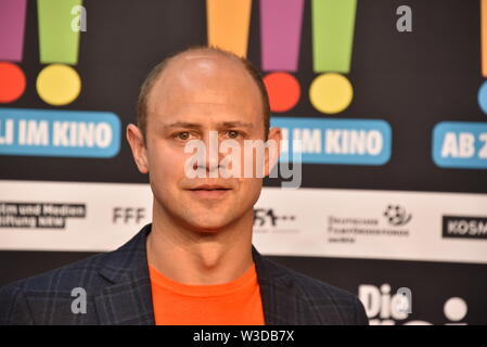Köln, Deutschland. 13. Juli, 2019. Schauspieler Moritz Führmann kommt zur Premiere des Films sterben Drei!!! (Drei Ausrufezeichen) Quelle: Horst Galuschka/dpa/Alamy leben Nachrichten Stockfoto