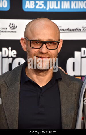 Köln, Deutschland. 13. Juli, 2019. Schauspieler Jürgen Vogel kommt zur Premiere des Films sterben Drei!!! (Drei Ausrufezeichen) Quelle: Horst Galuschka/dpa/Alamy leben Nachrichten Stockfoto
