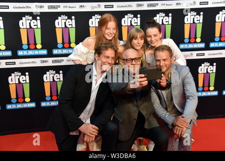 Köln, Deutschland. 13. Juli, 2019. Die Schauspieler Alexandra Petzschmann, Paula Renzler und Lilli Lacher (L-R) vor Thomas Heinze, Jürgen Vogel, Hinnerk Schönemann kommen zur Premiere des Films sterben Drei!!! (Drei Ausrufezeichen) Quelle: Horst Galuschka/dpa/Alamy leben Nachrichten Stockfoto