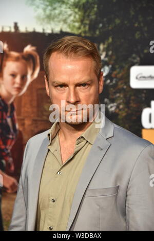 Köln, Deutschland. 13. Juli, 2019. Schauspieler Hinnerk Schönemann kommt zur Premiere des Films sterben Drei!!! (Drei Ausrufezeichen) Quelle: Horst Galuschka/dpa/Alamy leben Nachrichten Stockfoto