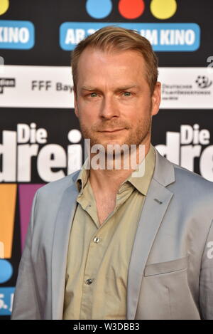Köln, Deutschland. 13. Juli, 2019. Schauspieler Hinnerk Schönemann kommt zur Premiere des Films sterben Drei!!! (Drei Ausrufezeichen) Quelle: Horst Galuschka/dpa/Alamy leben Nachrichten Stockfoto
