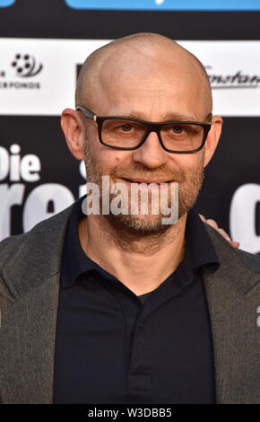 Köln, Deutschland. 13. Juli, 2019. Schauspieler Jürgen Vogel kommt zur Premiere des Films sterben Drei!!! (Drei Ausrufezeichen) Quelle: Horst Galuschka/dpa/Alamy leben Nachrichten Stockfoto