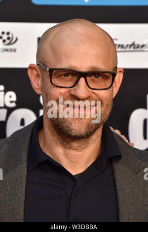 Köln, Deutschland. 13. Juli, 2019. Schauspieler Jürgen Vogel kommt zur Premiere des Films sterben Drei!!! (Drei Ausrufezeichen) Quelle: Horst Galuschka/dpa/Alamy leben Nachrichten Stockfoto