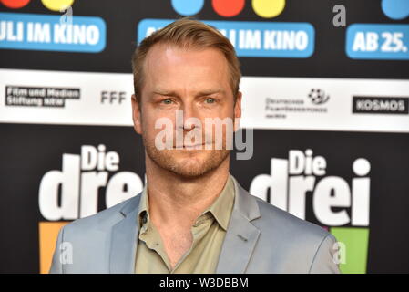 Köln, Deutschland. 13. Juli, 2019. Schauspieler Hinnerk Schönemann kommt zur Premiere des Films sterben Drei!!! (Drei Ausrufezeichen) Quelle: Horst Galuschka/dpa/Alamy leben Nachrichten Stockfoto
