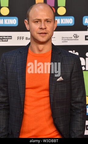 Köln, Deutschland. 13. Juli, 2019. Schauspieler Moritz Führmann kommt zur Premiere des Films sterben Drei!!! (Drei Ausrufezeichen) Quelle: Horst Galuschka/dpa/Alamy leben Nachrichten Stockfoto