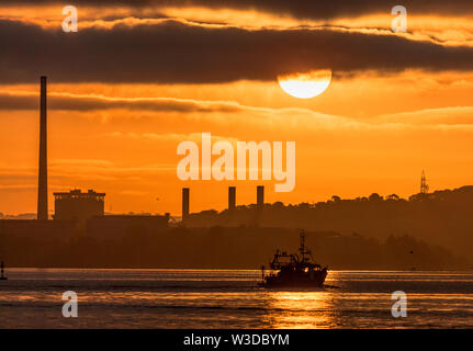 Aghada, Cork, Irland. Am 15. Juli 2019. Trawler Majestic IV vorbei am Kraftwerk in Aghada, wie sie die Staats- und Regierungschefs zu den Fanggründen bei Sonnenaufgang nach Verlassen Crosshaven, Co Cork, Irland. Quelle: David Creedon/Alamy leben Nachrichten Stockfoto