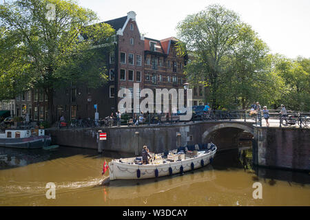 Amsterdam, Holland - Juni 22, 2019: Touring Boot an der Brouwersgracht an einem sonnigen Tag Stockfoto