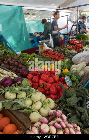 Amsterdam, Holland - Juni 22, 2019: Gemüse auf dem Organic Farmers Market am Noordermarkt Stockfoto