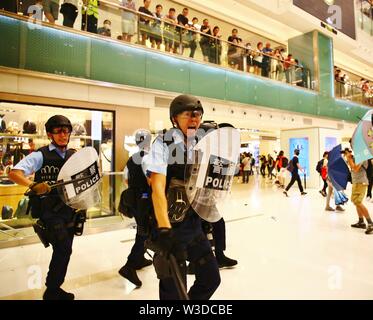 Hongkong, China - Juli 14., 2019. Einen schönen Sonntag Rallye verwandelte sich in zwischen Demonstranten und Polizei am at Shatin New Town Plaza Shopping Mall zusammengestoßen. Credit: Gonzales Foto/Alamy leben Nachrichten Stockfoto