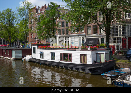 Amsterdam, Holland - Juni 22, 2019: Hausboot mit Blumen auf dem Kanal an der Korte Prinsengracht Stockfoto