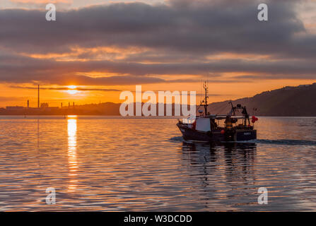 Aghada, Cork, Irland. Am 15. Juli 2019. Trawler Majestic IV vorbei am Kraftwerk in Aghada, wie sie die Staats- und Regierungschefs zu den Fanggründen bei Sonnenaufgang nach Verlassen Crosshaven, Co Cork, Irland. Quelle: David Creedon/Alamy leben Nachrichten Stockfoto