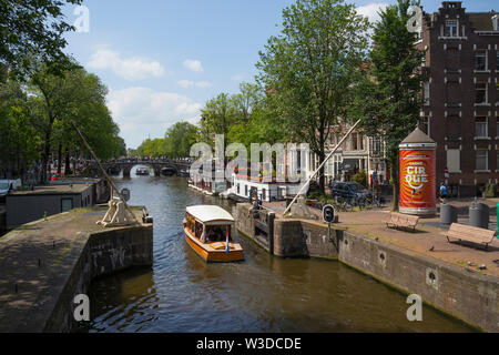 Amsterdam, Holland - Juni 22, 2019: Boot auf der Korte Prinsengracht und Hausboot mit Blumen Stockfoto