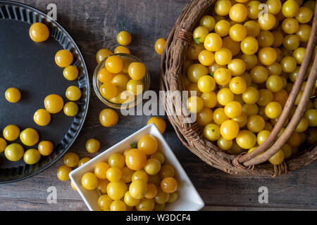 Organische gelbe Pflaume mirabelle in einem Korb Stockfoto