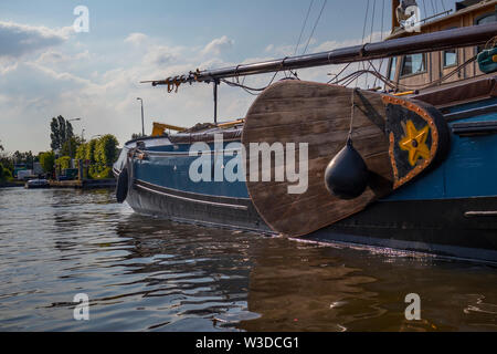 Amsterdam, Holland - Juni 22, 2019: Holz- Leebord eines historischen Segelboot in den Kanal Stockfoto