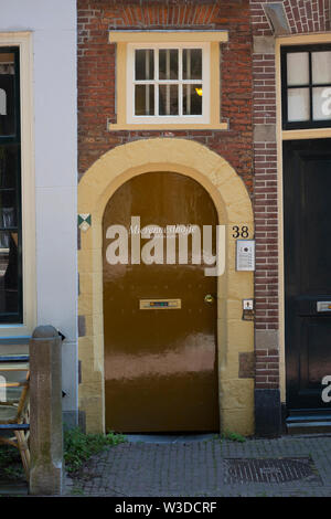 Leiden, Holland - Juli 05, 2019: Hstorical tür Der armenhäuser namens Mierennesthofje Stockfoto