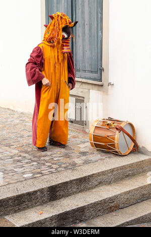 Martinskirchplatz, Basel, Schweiz - März 12., 2019. Single carnival Teilnehmer mit orange Kostüm und eine Snare Drum Stockfoto