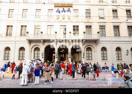 Blumenrain, Basel, Schweiz - März 12., 2019. Bunte Karneval Menschenmenge vor den Drei Könige Hotel Stockfoto