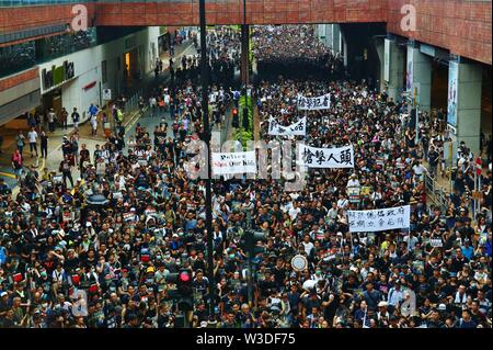 Hongkong, China - Juli 14., 2019. Zehntausende sind auf den Straßen von Sha Tin in Hongkong. Die Demonstranten fordern eine vollständige Rücknahme der Auslieferung Bill als eine der fünf wichtigsten Anforderungen. Credit: Gonzales Foto/Alamy leben Nachrichten Stockfoto