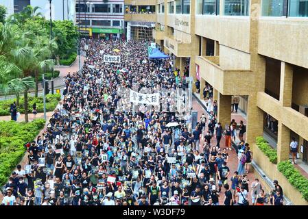 Hongkong, China - Juli 14., 2019. Zehntausende sind auf den Straßen von Sha Tin in Hongkong. Die Demonstranten fordern eine vollständige Rücknahme der Auslieferung Bill als eine der fünf wichtigsten Anforderungen. Credit: Gonzales Foto/Alamy leben Nachrichten Stockfoto