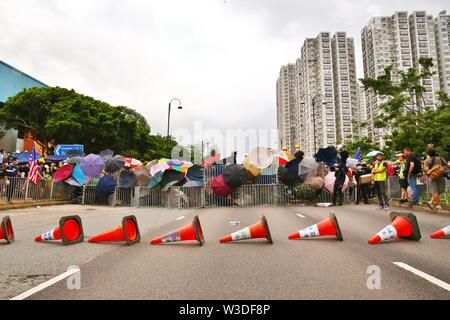 Hongkong, China - Juli 14., 2019. Zehntausende sind auf den Straßen von Sha Tin in Hongkong. Die Demonstranten fordern eine vollständige Rücknahme der Auslieferung Bill als eine der fünf wichtigsten Anforderungen. Credit: Gonzales Foto/Alamy leben Nachrichten Stockfoto