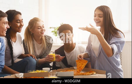 Jugendlich blogger, Foto, Pizza, in Home Party Stockfoto