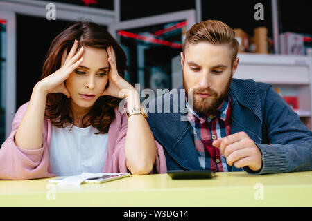 Junges Paar finanzielle Probleme Stockfoto
