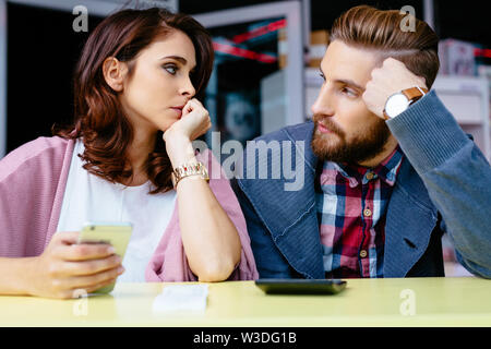 Traurig Paar besorgt über Home Finanzen Stockfoto
