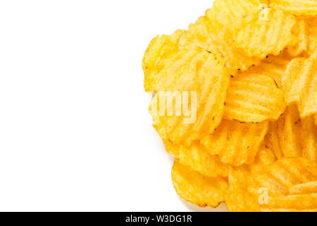 Gelbe Kartoffelchips isoliert auf weißem Stockfoto