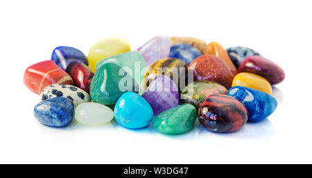 Viele verschiedene bunte Edelsteine auf weißem Hintergrund Stockfoto